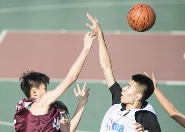 方才，那个浑身染血的兵是谁？为啥当那小子一身是血，搀扶着受伤的兄弟们从他跟前经过，自己会有一种久违的熟悉感呢？那小子的眉眼，五官，身板……还有那散发出来的气势。